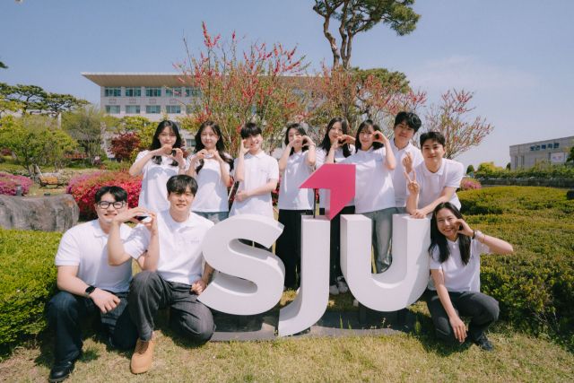 서정대학교 학생들이 로고 앞에서 기념촬영을 하고 있다. 서정대 제공