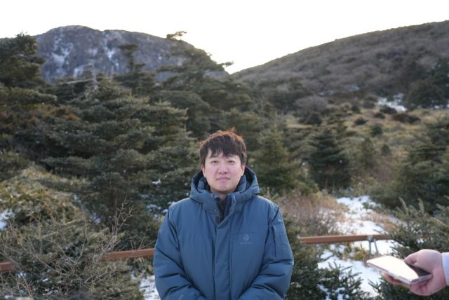 개혁신당 이준석 대표가 새해 첫날인 1일 제주 한라산 윗세오름에 올라 발언하고 있다. 연합뉴스