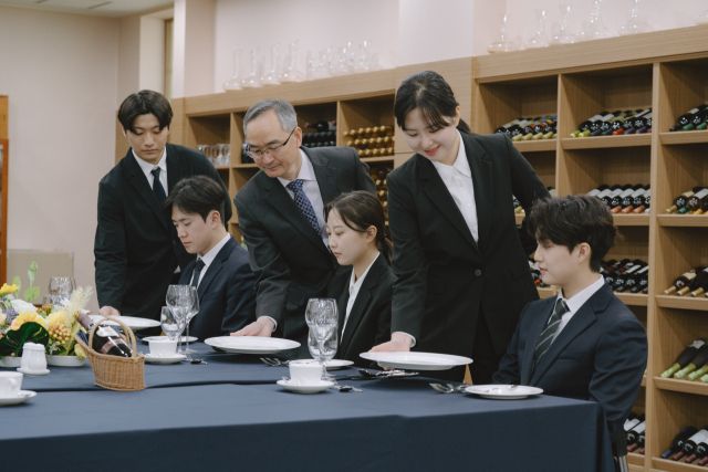 서정대학교 호텔관광과 학생들이 수업을 듣고 있다. 서정대 제공