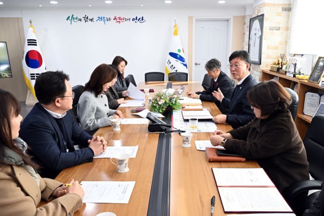 최근 안산시청 회의실에서 열린 ‘미래교육 협력지구 사업 추진을 위한 업무협약식’에서 이민근 시장과 김수진 교육장이 기념촬영을 하고 있다. 안산시 제공