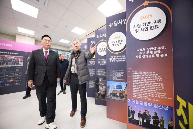 강수현 양주시장(왼쪽)이 뉴딜사업 성과 공유회에 참석, 이동섭 도시재생과장으로부터 덕정 도시재생 성과를 설명듣고 있다. 양주시 제공