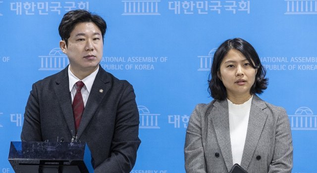 취재진 질문에 답하는 진종오 의원과 손주하 서울 중구 의회 의원. 연합뉴스