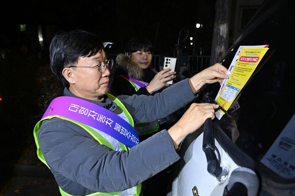 대형자동차 불법 밤샘 주차 계도 및 단속하고 있는 모습. 안산시 제공