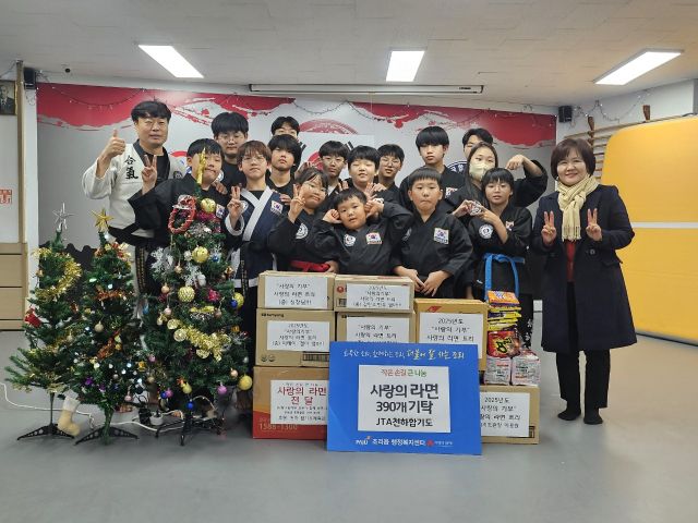 파주시 조리읍이 천하합기도로부터 라면 390개를 전달 받았다. 파주시 제공