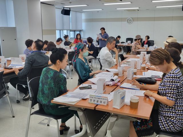 인천고령사회대응센터가 최근 50+ 커뮤니티활성화지원사업에 대한 설명회를 개최하고, 사업을 소개하고 있다. 인천고령사회대응센터 제공