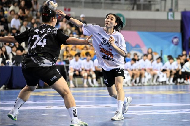 지난 시즌 통합 챔피언 광명 SK슈가글라이더즈와 삼척시청의 경기 장면. 한국핸드볼연맹 제공