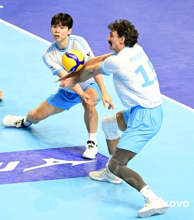 인천 대한항공이 주축 선수들을 부상으로 잃은 가운데, 러셀(오른쪽)의 포지션 이동 등 해결법을 찾고 있다. KOVO 제공