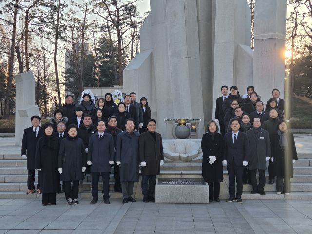 국민의힘 수원특례시 갑·을·병·정·무 지역구 국민의힘 당원협의회가 5일 오전 합동으로 수원시 현충탑을 참배한 뒤 기념촬영을 하고 있다. 국민의힘 제공.