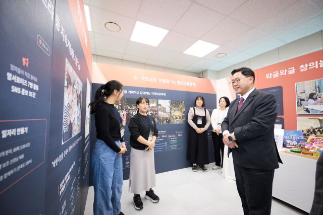 강수현 양주시장(오른쪽)이 와글와글센터에서 열린 덕정 도시재생 성과 공유회에서 덕정도시재생사업 홍보관을 둘러 살펴보고 있다. 양주시 제공