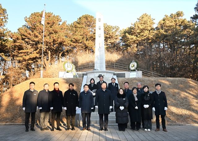 파주시는 병오년 새해를 맞아 학령산 현충탑에서 신년 참배 행사를 개최했다. 파주시 제공