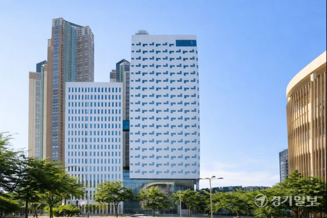 고양특례시가 2023년 1월부터 청사 이전을 추진 중인 일산동구 백석동 소재 백석업무빌딩 전경. 신진욱기자