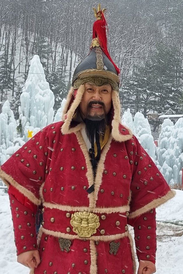 포천 이동면 동장군축제 현장에서 붉은 장군복 차림의 권대표 대표가 방문객들과 소통하고 있다. 본인 제공