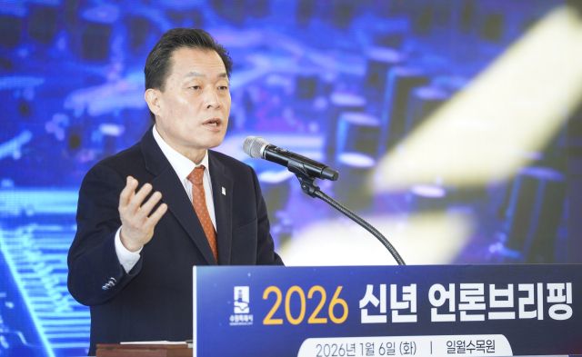 이재준 수원특례시장이 6일 수원특례시 장안구 일월수목원에서 ‘2026 신년 언론브리핑’을 열고 신년 구상을 밝히고 있다. 홍기웅기자