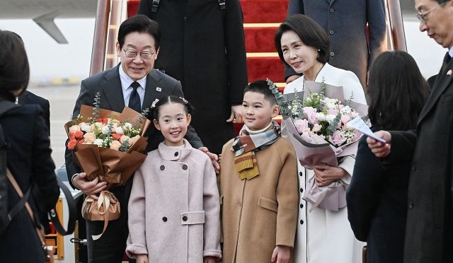 중국을 국빈방문 중인 이재명 대통령과 김혜경 여사가 6일 상하이 푸동 공항에 도착한 뒤 화동들과 기념촬영하고 있다. 연합뉴스
