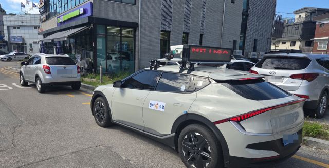 주·정차 단속에 나선 강화군 공무수행 차량. 강화군 제공