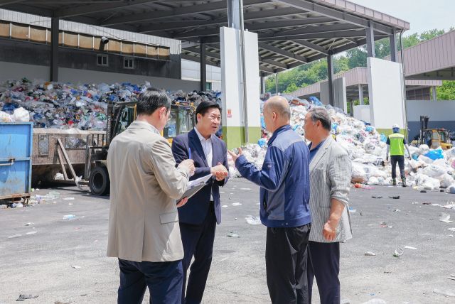 유병욱 시흥도시공사 사장(왼쪽 두 번째)이 ‘시흥 환경미화타운’ 현장을 둘러보고 있다. 시흥도시공사 제공
