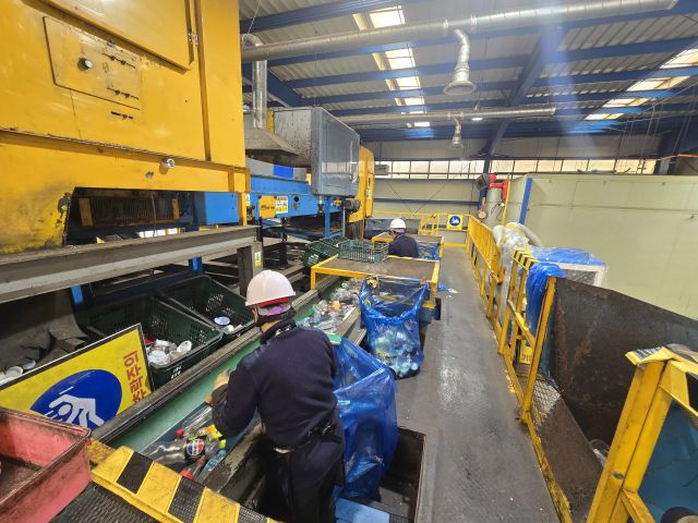 시흥도시공사 플라스틱 대형선별장에서 직원들이 선별작업을 하고 있다. 시흥도시공사 제공