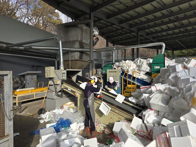 시흥도시공사 환경미화타운 스티로폼 감용장에서 직원들이 작업을 하고 있다. 시흥도시공사 제공