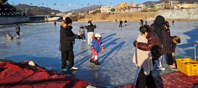 포천시 이동면 영평천 일원에 조성된 무료 스케이트·썰매장에서 아이들과 보호자들이 겨울 놀이를 즐기고 있다. 포천시 제공