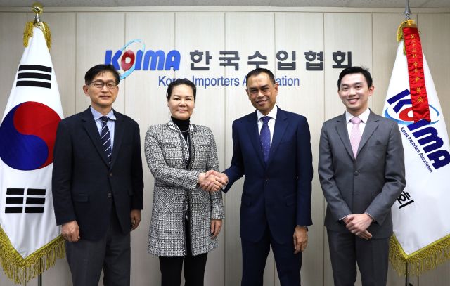 윤영미 한국수입협회장(왼쪽 두번째)이 모하마드 잠루니 카리드 주한 말레이시아 대사와 악수하며 기념사진을 촬영하고 있다. 한국수입협회 제공