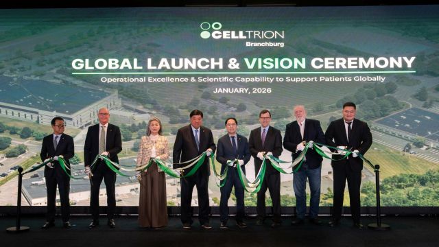 서정진 셀트리온 그룹 회장 등이 미국 브랜치버그 생산시설 개소를 축하하는 테이프 커팅식을 하고 있다. 셀트리온 제공