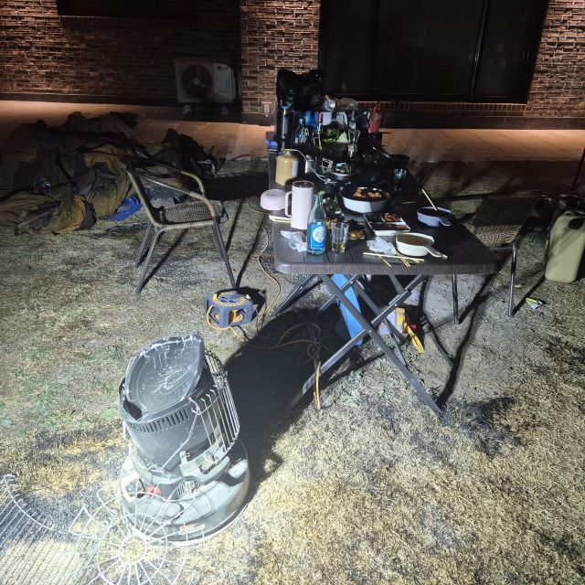 포천 군내면 주택 마당 텐트 캠핑용 난로 폭발현장. 포천소방서 제공