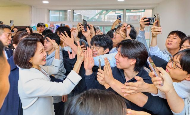 이재명 대통령과 함께 중국을 국빈 방문한 김혜경 여사가 6일 북경한국국제학교를 방문해 학생들과 하이파이브 하고 있다. 연합뉴스