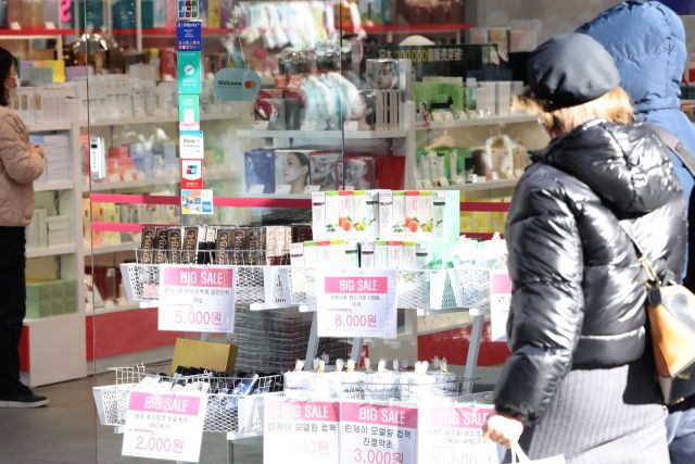서울 명동 거리에서 외국인들이 화장품을 둘러보고 있다. 연합뉴스