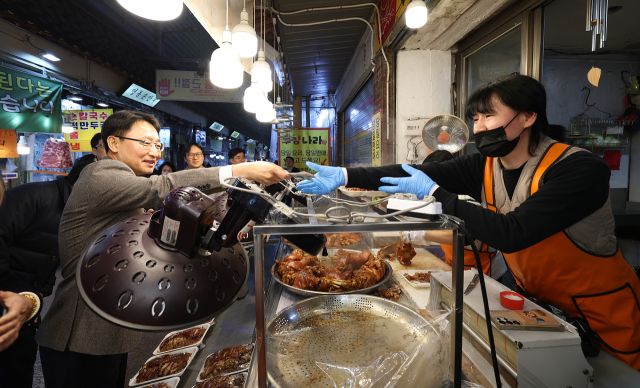 임광현 국세청장(왼쪽)이 지난 6일 수원시 못골시장을 찾아 물품을 구매하고 있다. 국세청 제공