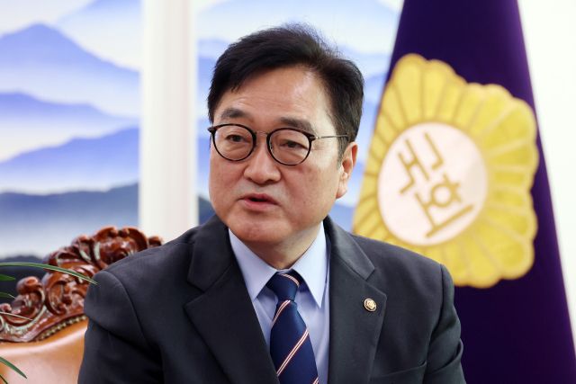 우원식 국회의장이 7일 국회 의장 집무실에서 열린 국민투표법 개정 간담회에서 모두발언을 하고 있다. 이날 간담회는 국회 행정안전위원회 신정훈 위원장을 비롯해 민주당 간사 윤건영 의원, 정재황 국회 국민 미래 개헌자문위원장이 참석했다. 연합뉴스