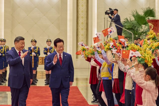 이재명 대통령과 시진핑 중국 국가주석이 5일 베이징 인민대회당에서 열린 이 대통령 공식환영식이 끝난 뒤 어린이들을 향해 손을 흔들고 있다. 연합뉴스