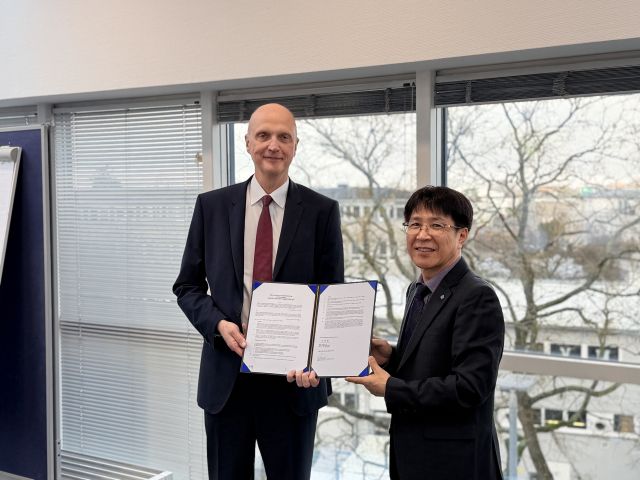 김충영 인천국제공항보안㈜ 부사장이 최근 독일 프랑크푸르트에서 공항 보안 전문회사인 ‘Frasec Fraport Secutiry Service GmbH(이하 Frasec)’ Academy와 공항 보안 분야 협력을 위한 업무협약(MOU)을 한 뒤 기념사진을 촬영하고 있다. 공항보안 제공