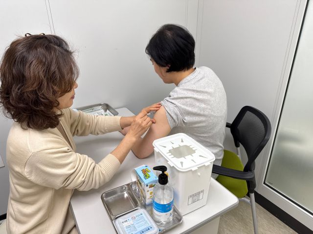 예방접종을 받고 있는 시민. 과천시 제공