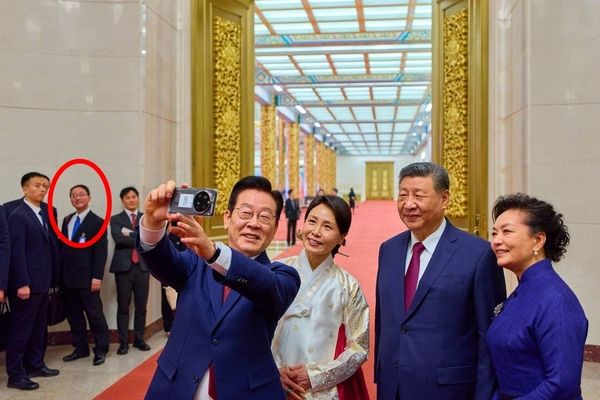 한중 정상 '셀카' 뒤 포착된 류진쑹 중국 외교부 아시아 국장. 연합뉴스