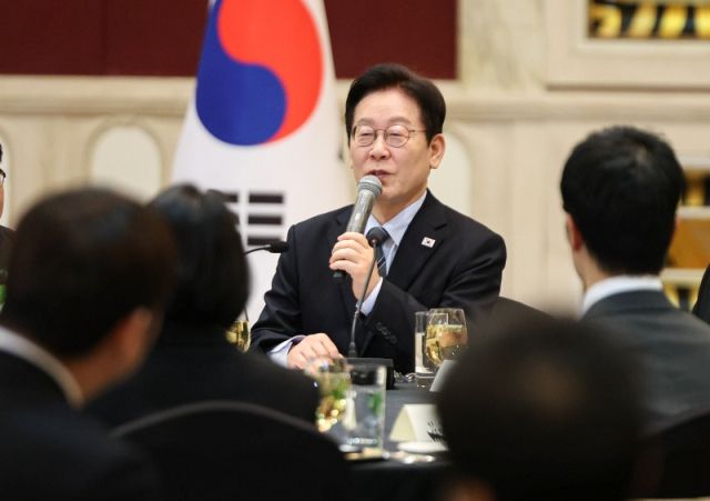 중국을 국빈방문 중인 이재명 대통령이 7일 상하이의 한 호텔에서 열린 순방 기자단 오찬 간담회에서 발언하고 있다. 연합뉴스