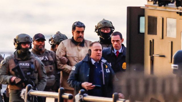 맨해튼 헬기 이착륙장에서 호송차량으로 이동하는 마두로. 뉴욕 로이터=연합뉴스