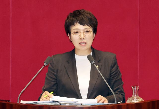 [생생국회]김은혜 “국토부, 무안공항 로컬라이저 규정 위반 기존 입장 뒤집어”