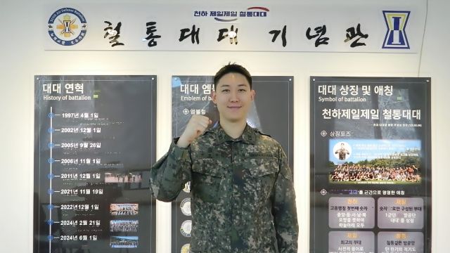 지난 2일 출근길에 침착한 판단과 신속한 대응으로 부상자를 구조하고 2차 사고를 막은 1군단 이필구 상사가 화이팅을 외치고 있다. 1군단 제공