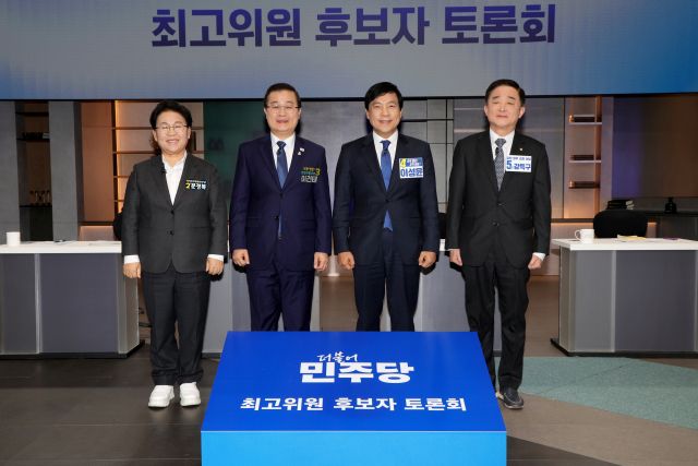 더불어민주당 최고위원 보궐선거에 출마한 문정복(왼쪽부터), 이건태, 이성윤, 강득구 후보가 7일 서울 마포구 상암동 JTBC에서 열린 최고위원 보궐선거 제3차 합동토론회에 앞서 기념 촬영하고 있다. 연합뉴스