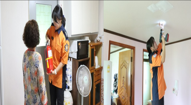 포천소방서 대원 등이 노후 공동주택을 대상으로 소화기 사용 교육과 스프링클러 설치 등 화재 예방 활동을 진행 중이다. 포천소방서 제공