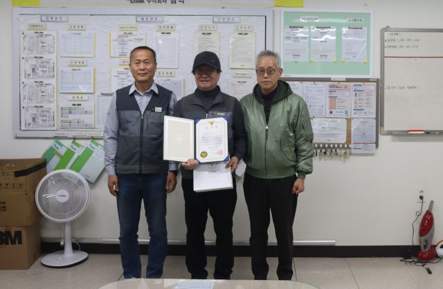 안성경찰서(서장 이현중)가 실종된 지적장애인을 발견한 시민에게 감사장을 수여하고 있다. 안성경찰서 제공