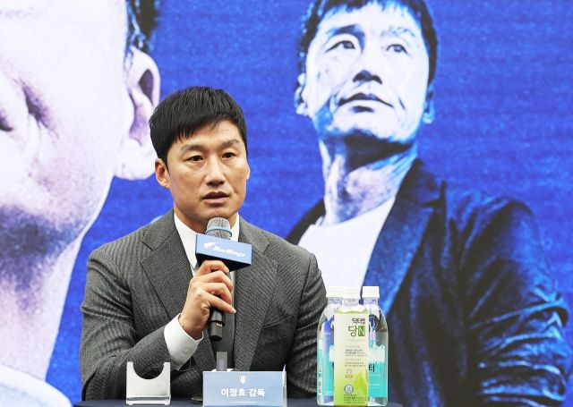 이정효 신임 감독이 새 지휘봉을 잡은 수원 삼성이 새 시즌을 앞두고 대대적인 선수단 개편에 착수했다. 수원 제공