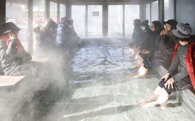 한파 피해 족욕장 ‘오픈런’…시흥 신천동 소래어린이공원 족욕장 북적 [포토뉴스]