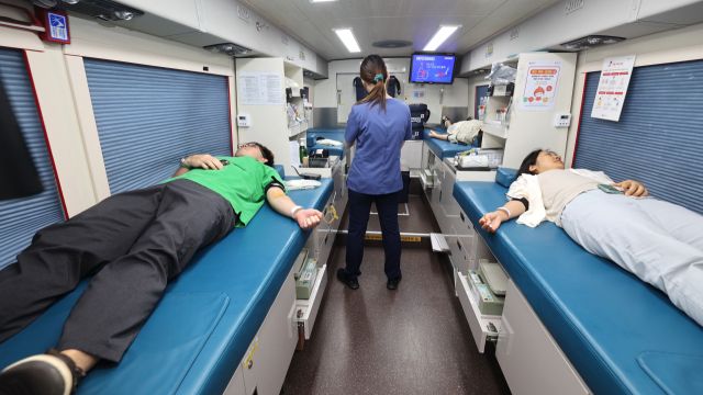 과천시 헌혈 캠페인에 참여 중인 시민들. 과천시 제공