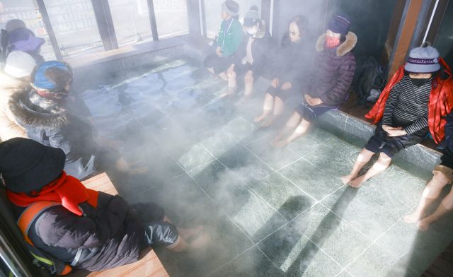 한파 피해 족욕장 ‘오픈런’…시흥 신천동 소래어린이공원 족욕장 북적 [포토뉴스]