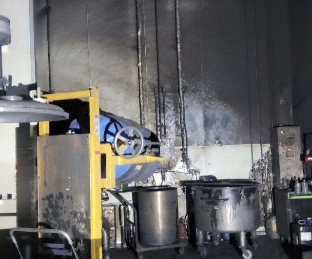 김포시 통진읍에 위치한 한 필름류 제조공장에서 화재가 발생해 30대 남성 작업자 1명이 중상을 입는 사고가 났다. 사진은 화재가 발생한 공장 내부. 경기도북부소방재난본부 제공