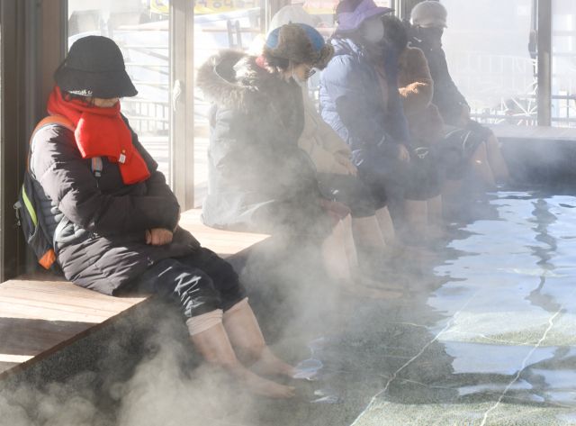 한파 피해 족욕장 ‘오픈런’…시흥 신천동 소래어린이공원 족욕장 북적 [포토뉴스]