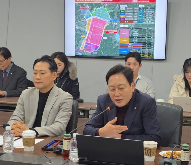 국민의힘 김선교 경기도당위원장이 9일 오전 SK하이닉스 용인 공사 현장을 방문해 진행 상황을 살펴보고 의견을 나누고 있다. 국민의힘 경기도당 제공