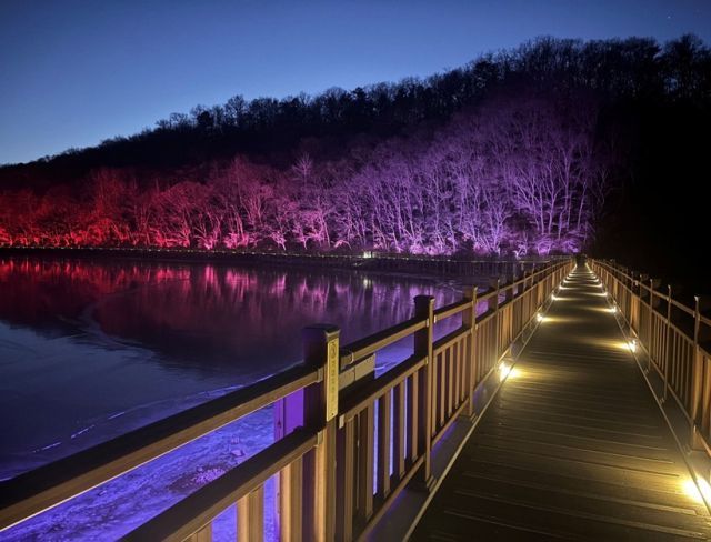 파주시가 ‘공릉호수 경관조명 조성 1단계 사업’을 완료했다. 파주시 제공