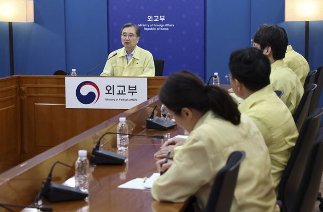 조현 외교부 장관이 26일 외교부에서 네팔 홍수 우리 국민 실종 관련 재외국민보호대책본부 회의를 주재하고 있다. 연합뉴스